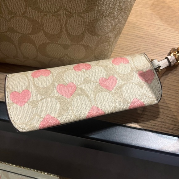 NWT Coach Outlet Sunglass Case In Signature Canvas With Heart Print - Picture 4 of 5